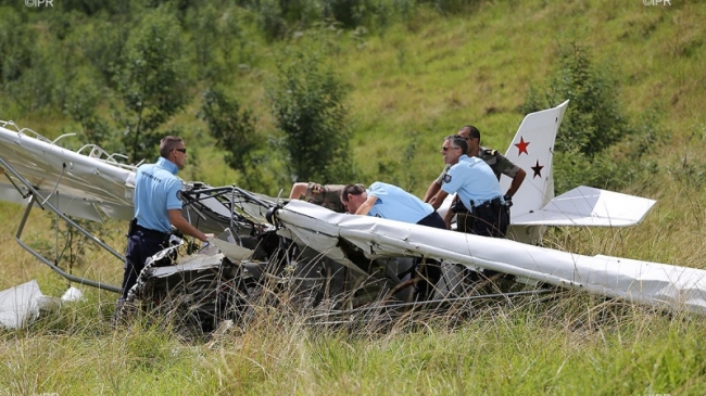 http://www.ipreunion.com/photo-du-jour/reportage/2015/04/03/apres-l-accident-d-ulm-a-tan-rouge-un-crash-de-trop-un-crash-qui-interpelle,30133.html